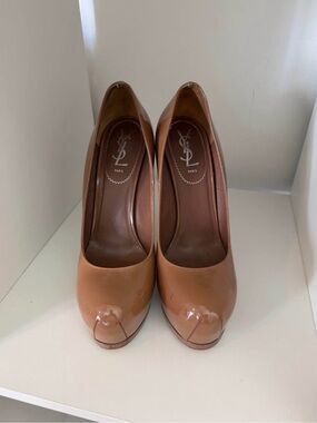 Yves Saint Laurent Women’s Nude Patent Leather Pumps